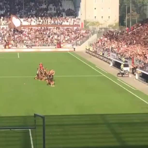 マルク・ホルンシュのインスタグラム：「first 3 points 💪🏼💪🏼⚽️⚽️ @fcstpauli #fcsp #team #fight #soccer #goodvibes #boysinbrown」