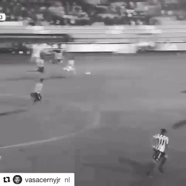 ヴァーツラフ・チェルニーのインスタグラム：「#Repost @vasacernyjr ・・・ Goal of the month🏆⚽️! Thank you👌  #VČ17 // @ajaxvoetbal_ @richairozivkovic.fans //」