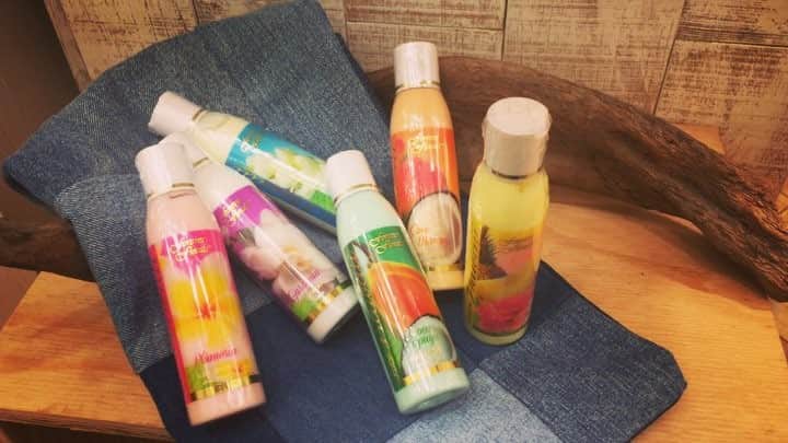 WHOLEMARCUSのインスタグラム：「Aloha〜🌴な香りのご紹介です‼︎ ・ Made in Hawaii ハワイのお土産でも有名な ForeverFloralsのボディローションです！ ・ ココナッツオイルやククイナッツオイルなどオイルがたっぷりなこちらのボディローションは香りもアロハですが、保湿もバッチリ☝️💕 ・ お風呂上がりにも◎ ギフトにも◎ 香水代わりにも◎ ボディマッサージも◎ ・ 香りも６種類🐝 どれも人気な香りばかりです💋 ・ ¥1.200+tax ・ #wholemarcus  #横浜ジョイナス  #梅田ルクアイーレ  #madeinhawaii  #foreverflorals  #ボディローション  #保湿  #ギフトにも大人気」