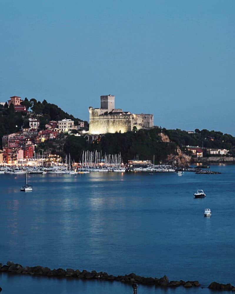 アイモリチリィのインスタグラム：「Standing above #lerici  #italia #italy #liguria #liguriansea #ig_italia #ig_liguria #volgoliguria #volgoitalia #shootingcolors #vsco #canon_photos #luxury #fashion #luxurylife #dusk #sea #luxurylifestylemagazine #igersoftheday #photooftheday #loveit #Loves_United_Life #marina #castle」