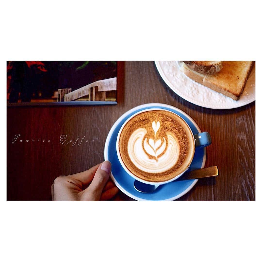 きょん。さんのインスタグラム写真 - (きょん。Instagram)「. .  SUNRISE COFFEE  甲東園の静かな住宅街の一角に ラテを楽しめる場所がありました。  日が昇って 朝を楽しむ珈琲時間。  慌ただしいとは真逆な1日のはじまりです。  #SUNRISECOFFEE #サンライズコーヒー」9月12日 7時28分 - kyon_tokiiro