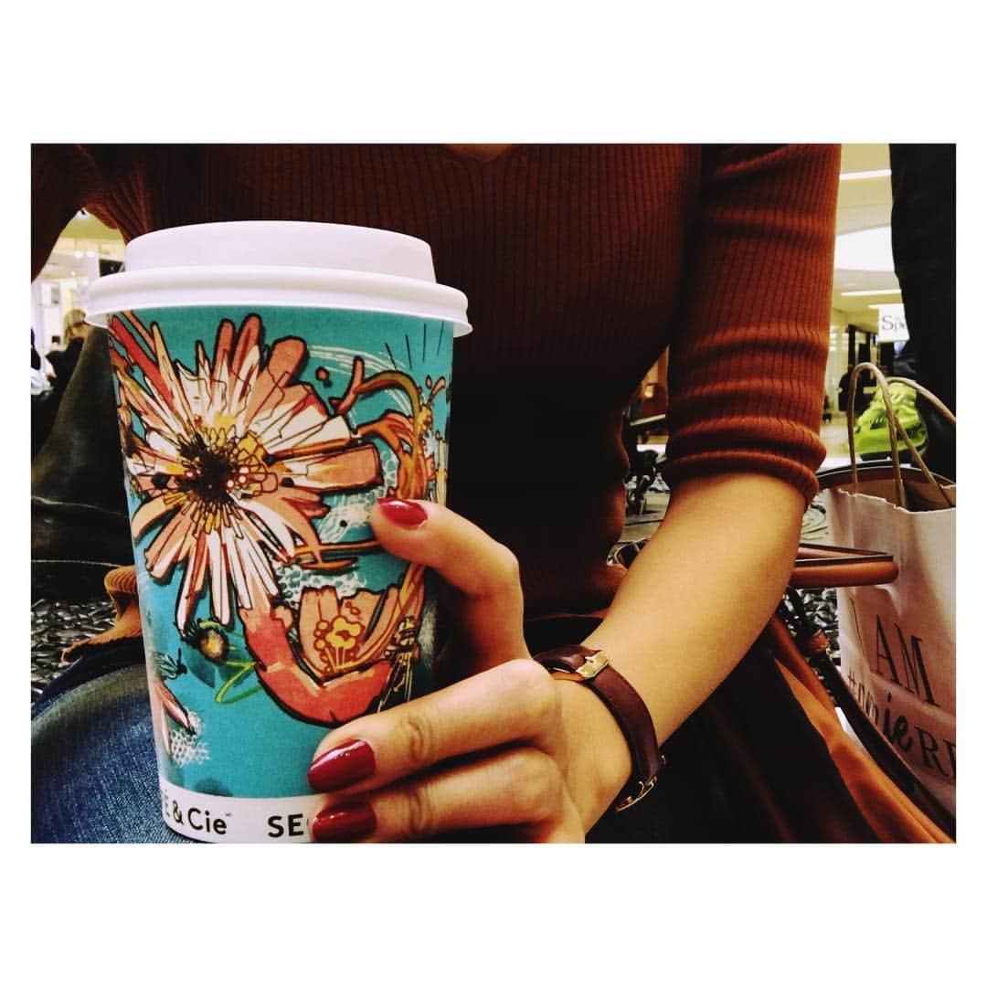 吉田知那美さんのインスタグラム写真 - (吉田知那美Instagram)「Flower cup🌹🌹 #coffee ・ ・ ・ どこにでもありそうなスタンドコーヒーのカップが とってもお洒落だった☕️🌹 #dayoff」9月12日 9時26分 - chinami1991