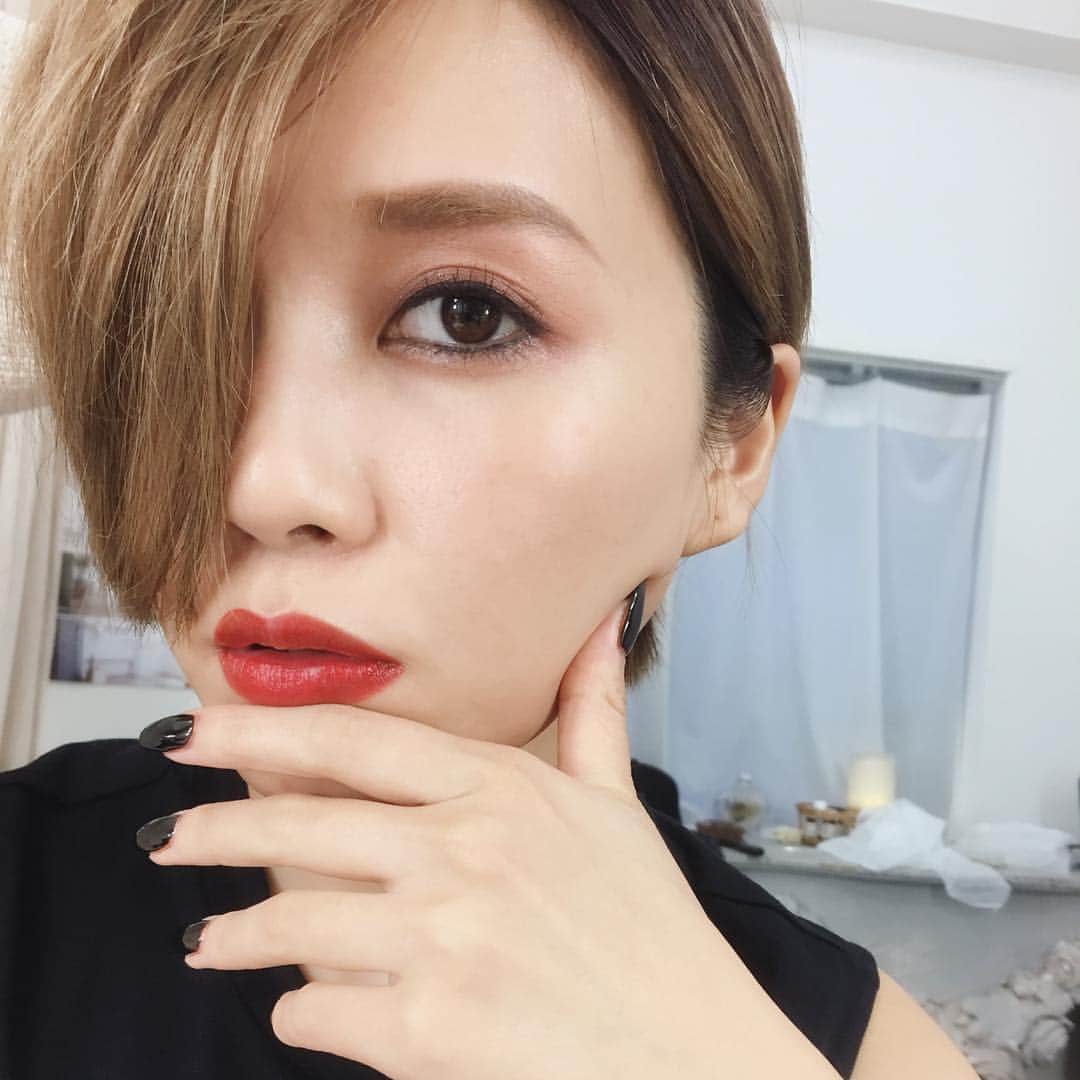 宇野実彩子さんのインスタグラム写真 - (宇野実彩子Instagram)「鬼太郎..?👀 #makeup #hairstyle #lip #blacknails  #redlips #eyemakeup」9月12日 19時22分 - misako_uno_aaa