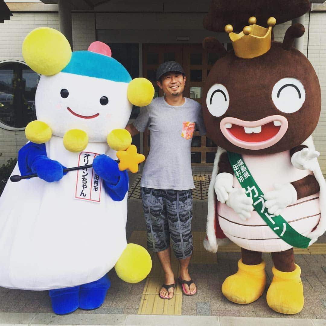 河尻亨一のインスタグラム：「３年目となったクリエイティブ・サマーキャンプ（my Japan）。今年の〆となる現場は、「なんにもない」町として有名な福島県・田村市でした（徳島の神山町、佐渡島に続いて３カ所目）。 「各地域20名くらいの若者たち（29歳以下）が３人１チームになって、２泊３日（別日にロケハンあり）でその地域のCMを完パケる」トライアスロン系企画ですが、教頭たる私はさすがに5:00には寝ることにしております。  完成した映像は翌日、市長や地元の方々と一緒に見て賞を決めます。田村市では２体のゆるキャラ（かぶとん・オリオン）も急遽駆けつけてくれました。  仲良いチーム、仲悪くて分裂しながらもなんとかするチーム、合議制で企画を決めるチームなど、様々な人間模様も垣間見られまさに青春！  9月29日夜渋谷ヒカリエで３地域の最終発表会やりますので、よかったら見に来てくださいまし。」