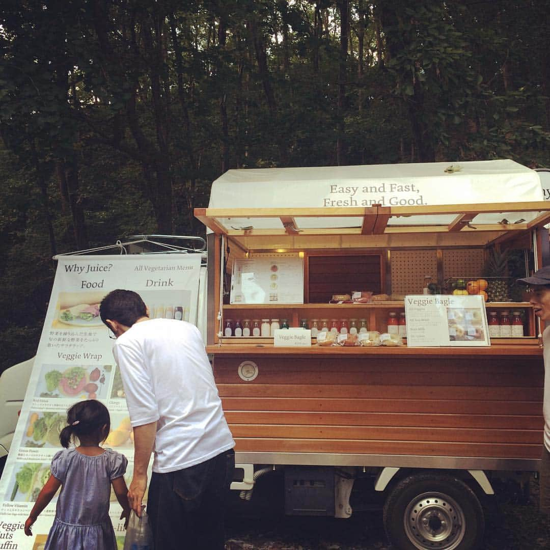 せりかなさんのインスタグラム写真 - (せりかなInstagram)「こういうお店やりたいな☆ どこへでも気軽に移動できて 人に喜んでもらえる素敵なお店。 私なら本と音楽とハーブティーを届ける。  #cafe #tea #軽トラ #SERIKANA #singer #songwriter #artist #guitar #acousticguitar #earth #poem #spiritual #fortune #model #zucca  #natural #flower #green #blue #sky #island #sea #japan #fukui #せりかな」9月13日 0時20分 - seri_kana