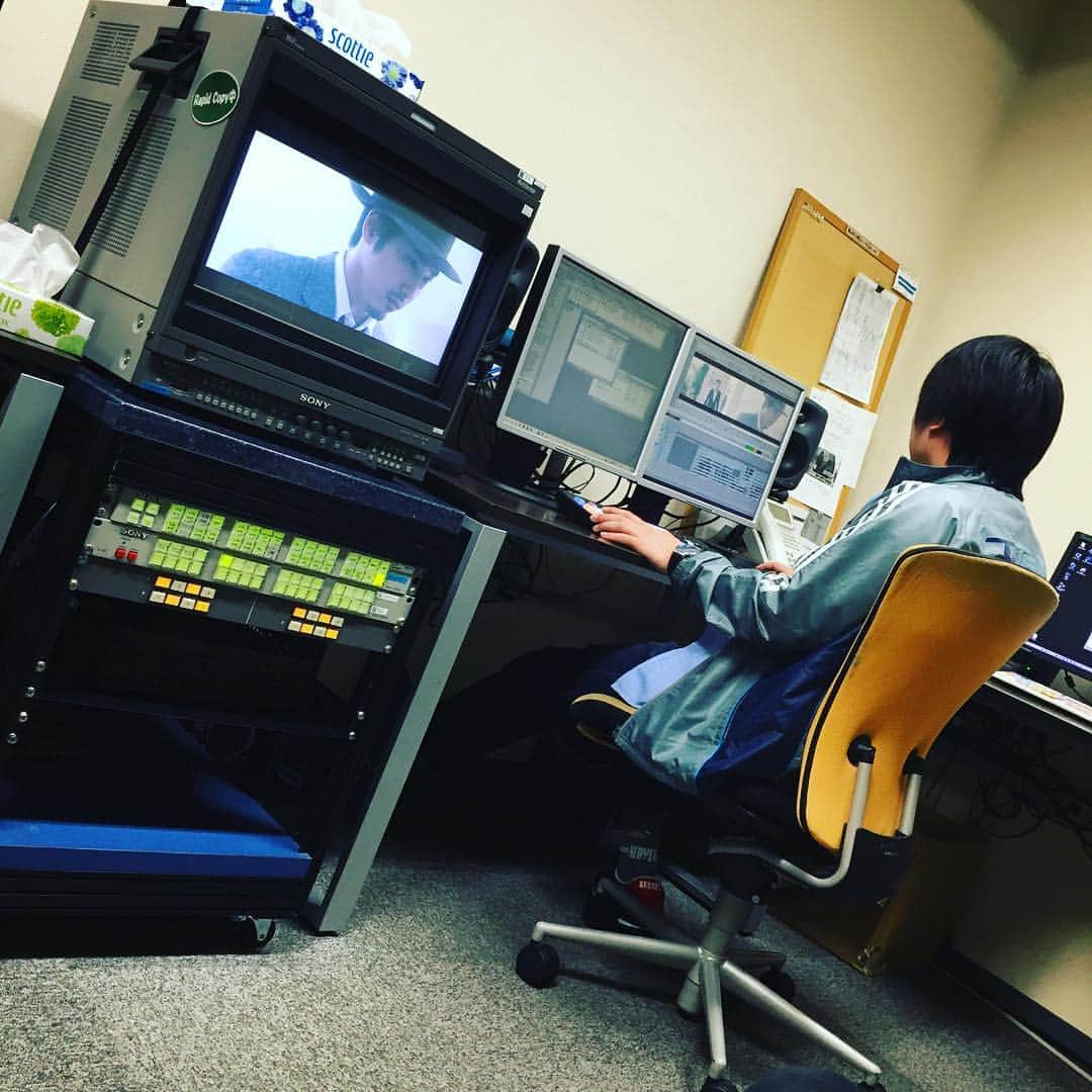 コック警部の晩餐会のインスタグラム：「編集の塚本さん、 短いスポットの編集中です！ #TBS  #コック警部  #コック警部の晩餐会 #5秒も難しい #今日は打ち合わせいっぱい…」