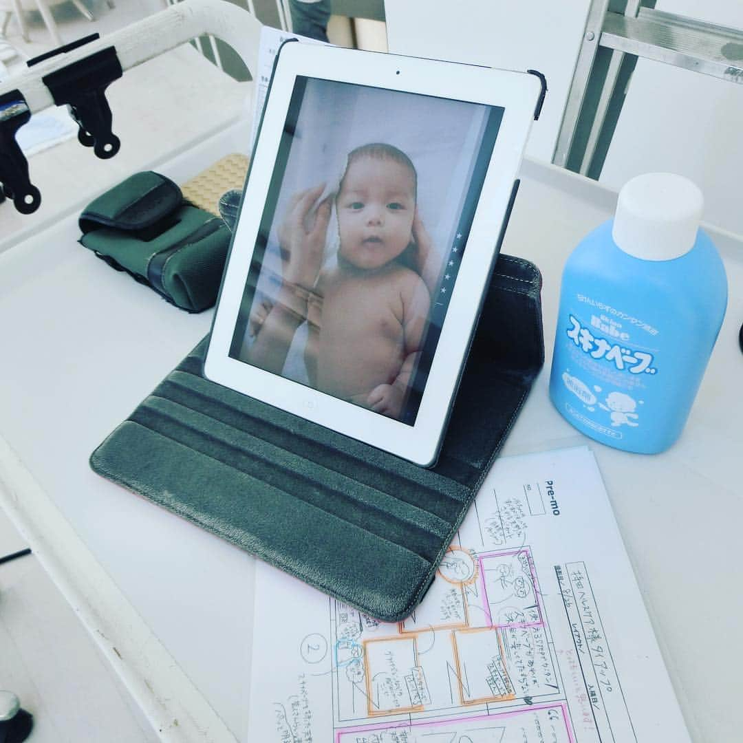 premo-babymoさんのインスタグラム写真 - (premo-babymoInstagram)「プレモ冬号の撮影現場から。この日は沐浴の強～い味方「沐浴剤スキナベーブ」の撮影。赤ちゃんモデルはウェブからモデル応募してくれた3カ月の男の子。ほえぇぇぇ～っと気持ちよさそうな表情がたまりません！（R・K） #premo #babymo #プレモ #ベビモ #10月15日発売 #沐浴 #沐浴剤 #スキナベーブ #沐浴タイム #赤ちゃんモデル」9月13日 17時49分 - premo.babymo