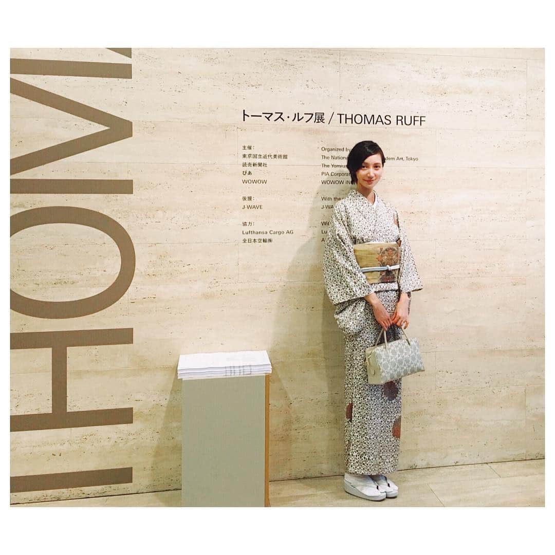 愛可さんのインスタグラム写真 - (愛可Instagram)「東京国立近代美術館にて ドイツの写真家『トーマス・ルフ展』を  9月なので裏地のない着物、単衣（ひとえ）の更紗の小紋で 9月の単衣は帯や、襟、小物は全て冬仕立てで。  #thomasruff #トーマスルフ #愛日和心粋 #更紗 #SARASA #kimono #着物コーディネート #着物 #単 #小紋 #単衣コーディネート #単衣」9月13日 18時33分 - aikick