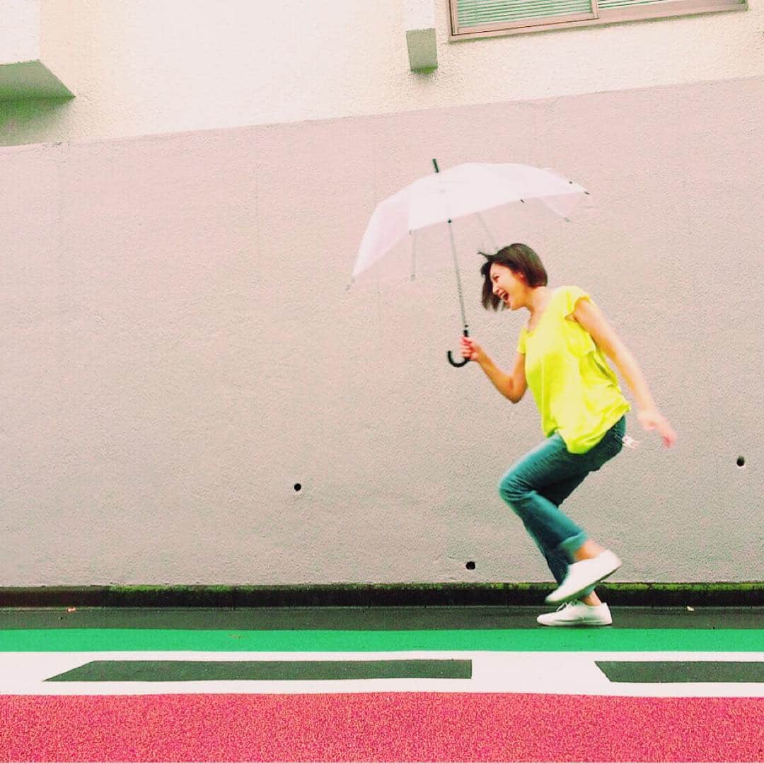 安達祐実さんのインスタグラム写真 - (安達祐実Instagram)「しとしと。 #雨で憂鬱だから #明るい服着ておでかけ #久しぶりにはしゃいで走ったら #膝が痛い」9月13日 19時19分 - _yumi_adachi