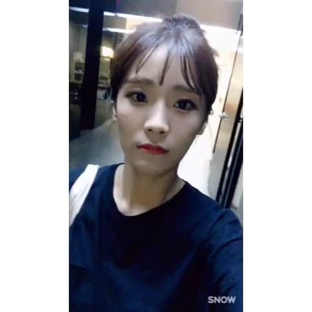 CRAYON POPのインスタグラム：「#소율의그리고맛보고 오늘은 조금 일찍 인사드리는 #소요일 소율이의 살짝 지친 모습! 연휴를 코앞에 두고도 새벽까지 연습을 했답니다👯 여러분들은 지금쯤 길 한복판에 있거나 가족과 함께겠죠? 혹시 혼자 있는 분들이 있더라도 외로워하지 말기! 오늘 오후6시 추석특집 브이앱 방송보면서 힘내세요😍 #크레용팝 #crayonpop #소율 #soyul #메리추석 #멤버들은연휴에도연습고고 #브이앱에깜짝이벤트있어요 #방송많이많이봐주세요 #chromeentertainment」