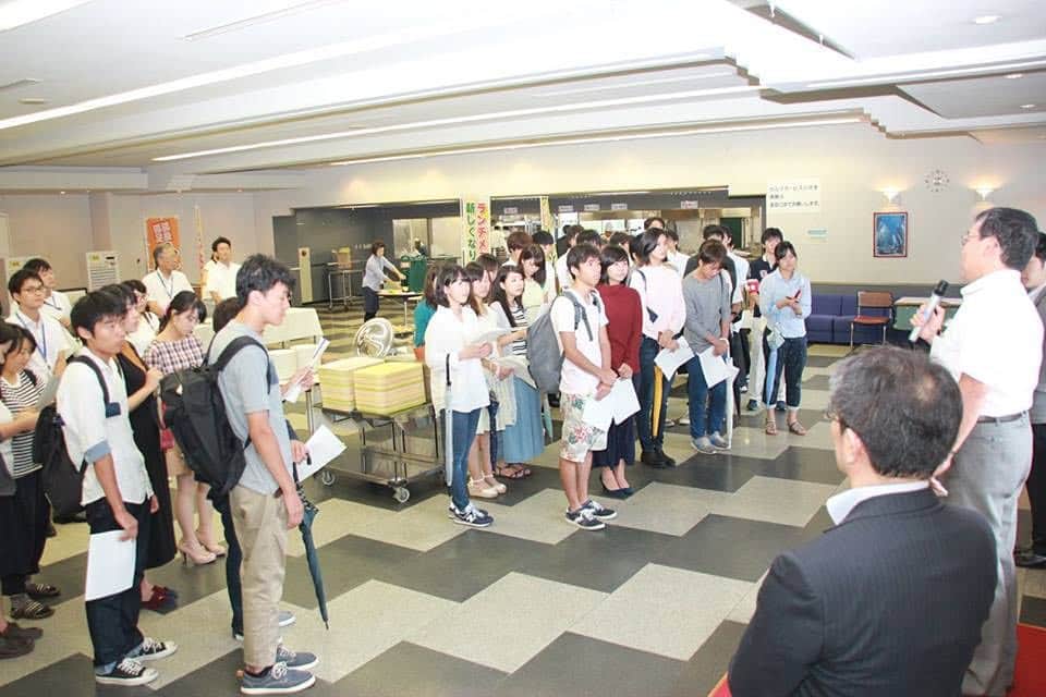 神戸学院大学さんのインスタグラム写真 - (神戸学院大学Instagram)「委託業者が変わり、授業開始日の19 日から再スタートする有瀬キャンパスの食堂「HALF TIME」で13日、学生、教職員約70人が参加し試食会が行われました。参加した学生代表は、白石大宜さんら学生放送局3人、三宅真由さんらピアサポーター6人、尾崎駿介さんら弓道部員8人のほか、中実、オーキャンズ、新聞会のメンバーら計約35人。開会セレモニーの後、定食として提供されるチキン南蛮、酢豚、サバのしょうが煮などをバイキング方式で食べました。オーキャンズの釘宮紬里さんは「いつも、お弁当ですが、チキン南蛮がおいしかった」、学生放送局の江木翔陽さんは「経済学部は9号館での授業もあるので、利用しやすい。今日の試食会の様子は今月下旬の昼休みの放送で紹介します」と話していました。「HALF TIME」の日替わりランチは毎日2種類(各430円)あります。また、来年2月からリニューアル工事を始め、新年度にはグレードアップして営業します。 #神戸学院大学 #神戸学院 #有瀬キャンパス #ハーフタイム #Half Time」9月14日 13時21分 - kobegakuin_university_koho