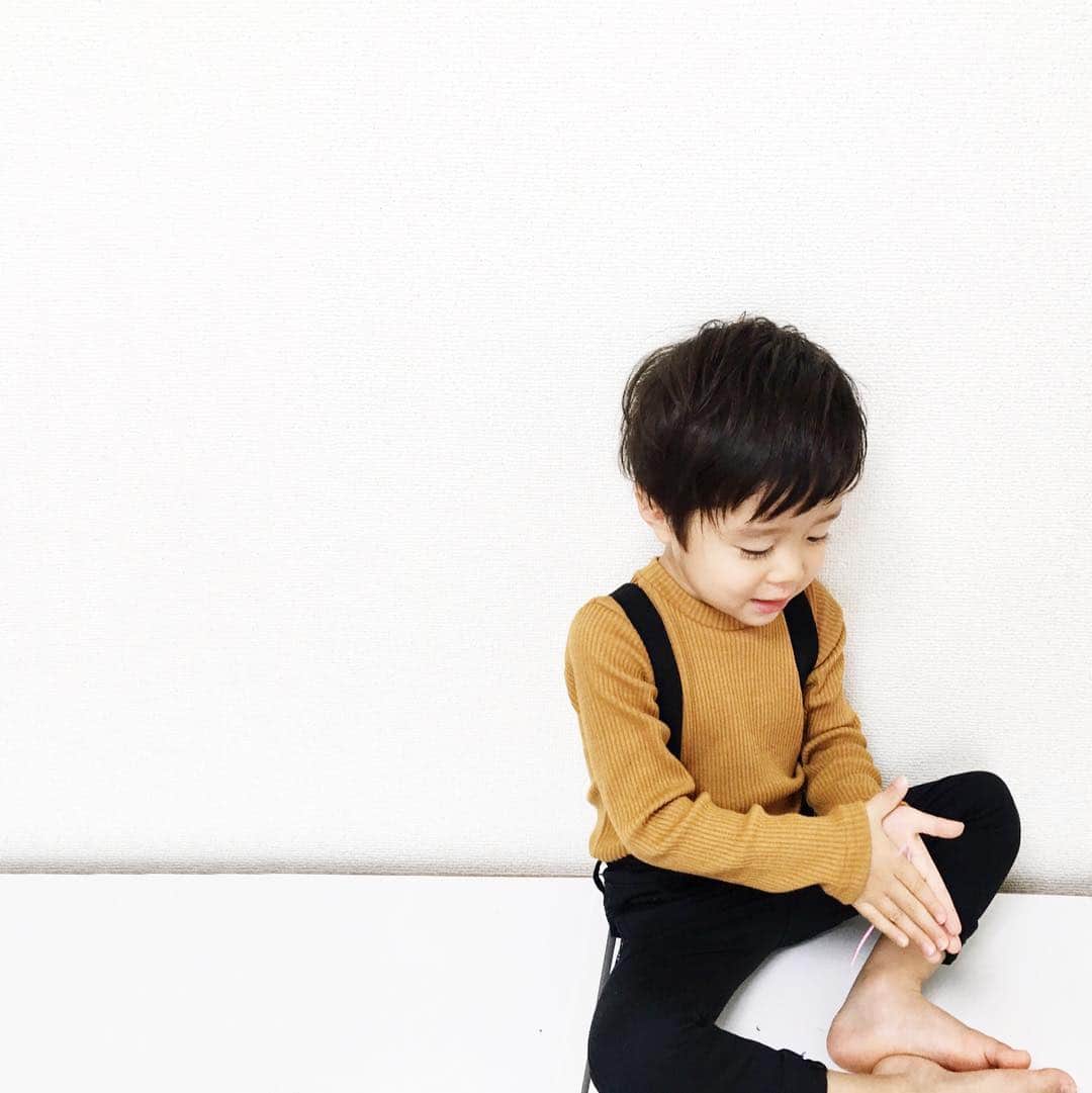 シオリのインスタグラム：「. . 遠足のおやつは ハイチュウとカプリコ❁ . 二人とも同じの😌 ケンカしなくていいね😌 . 天気崩れないといいな〜。、 . △ . @himawari1006 さんより リブTのご紹介です。 . 95cm12kg 90cm着用 . 小さめを選んだつもりですが、 袖裾ともに少し余裕ありでした。 . サイズ展開は90-120cm . ストレッチがきいていて しっかりした生地です☺️ . 金曜日22:00より販売。 おすすめです♡ .」