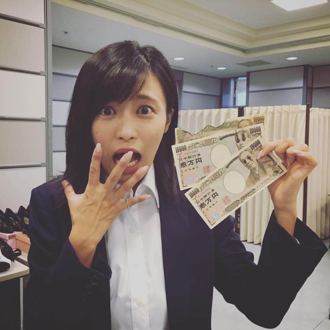 コック警部の晩餐会のインスタグラム：「衣裳合わせー！ 七瀬あずみ役小島瑠璃子さんです。スーツ姿、あまり見ないですが素敵です😍👌 #スタッフが個人的に死幣好きなのでコラボシリーズ #小島瑠璃子  #TBS #死幣 #コック警部 #コック警部の晩餐会」
