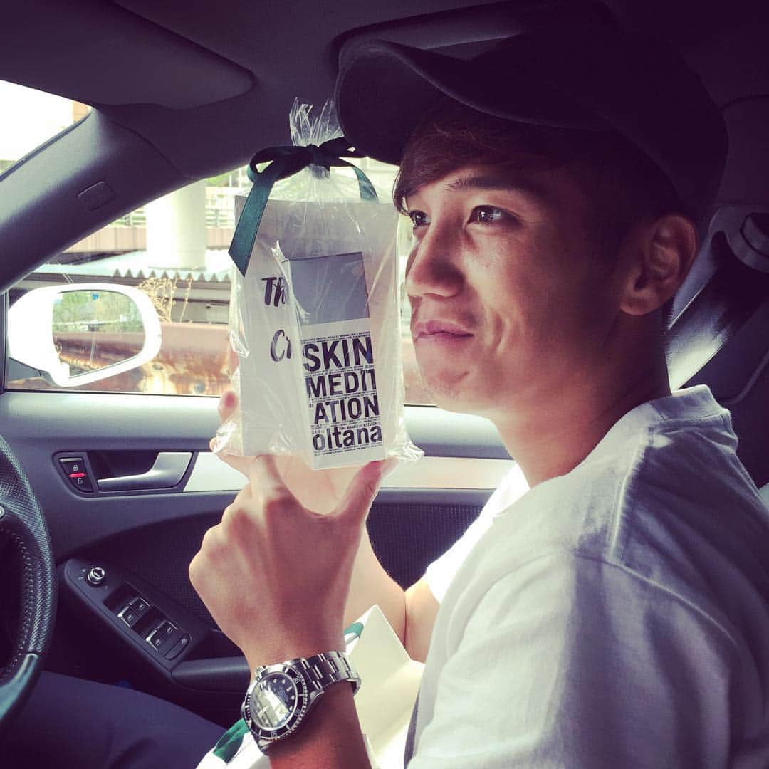 西野貴治のインスタグラム：「呉屋から誕プレもらいました！ 今おすすめの化粧水らしいです。 #呉屋大翔#9月14日#誕生日プレゼント#化粧水#ありがとう」