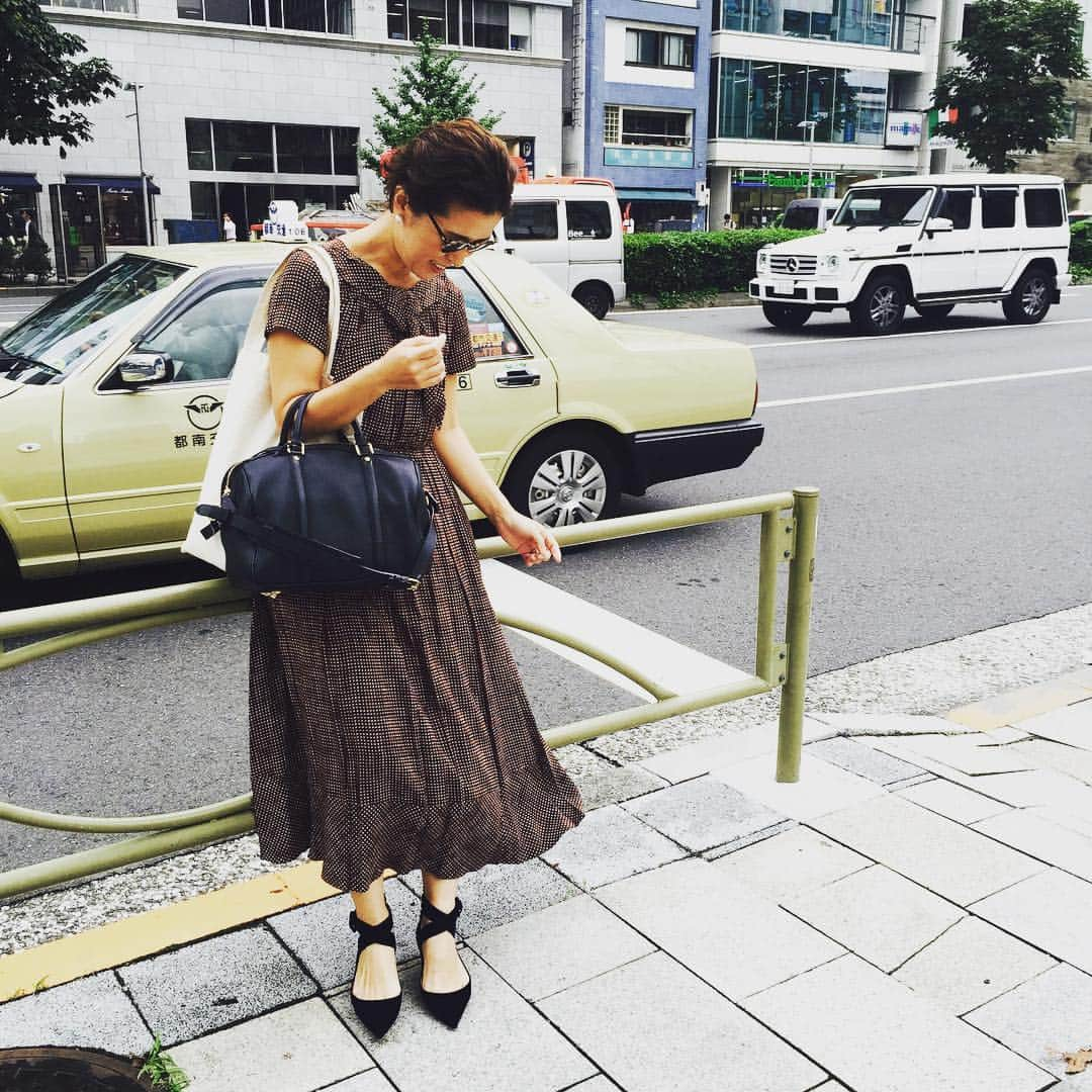 大草直子さんのインスタグラム写真 - (大草直子Instagram)「今日はイベントだからワンピースで。 #marcjacobs  #louisvuitton  #pippichic  #３年前に買ったワンピース #ブラウンに合わせるのは #ネイビーの小物 #ヴィトンのSCバッグは４年目 #初めてのpippichic #新旧ミックス」9月15日 15時02分 - naokookusa