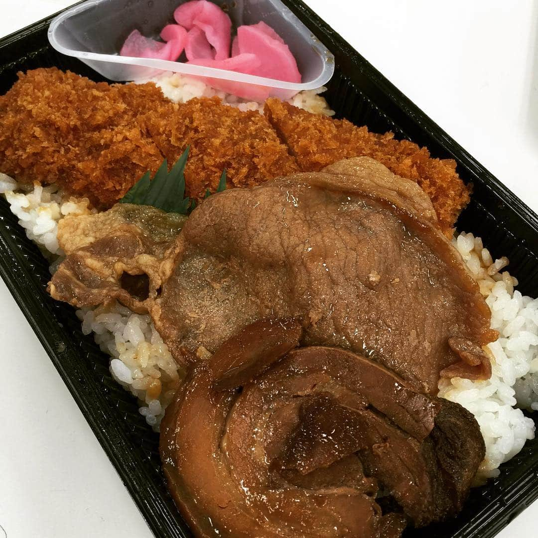 綾小路翔さんのインスタグラム写真 - (綾小路翔Instagram)「房総民にとって、こんなに美味いものある？ #としまや弁当 #ミックス弁当 #としまや弁当最高かよ #氣志團万博 #氣志團万博2016 #本日の楽屋飯 #個人的にはイカ弁が最強」9月15日 21時49分 - showayanocozey