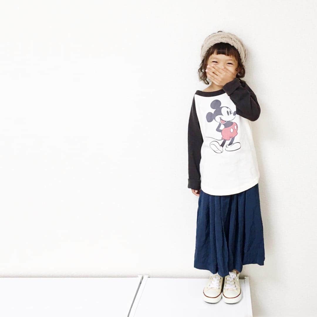 シオリのインスタグラム：「. . 古着系？？ も好きです。 . △ . ニットヘアバンド #しまむら ミッキーT #junkstore スカート #ハンドメイド #ハンドメイド子供服 #コンバース .」
