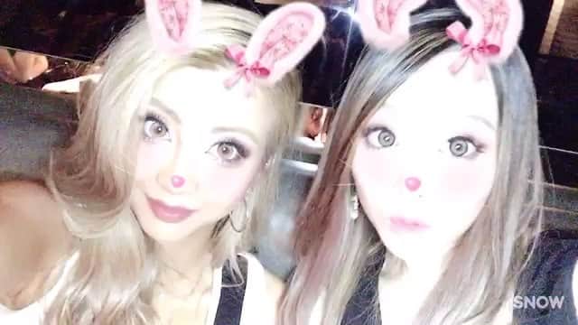 芹澤つばさのインスタグラム：「自撮りの光る小道具つかってsnow＼(^o^)／ ひまつぶし🐷 #チカチカwww #まぶしい#目がしばし眩んでおかしくなる#snow#待機のひまつぶし#働け←#歌舞伎町#キャバクラ #キャバ嬢」