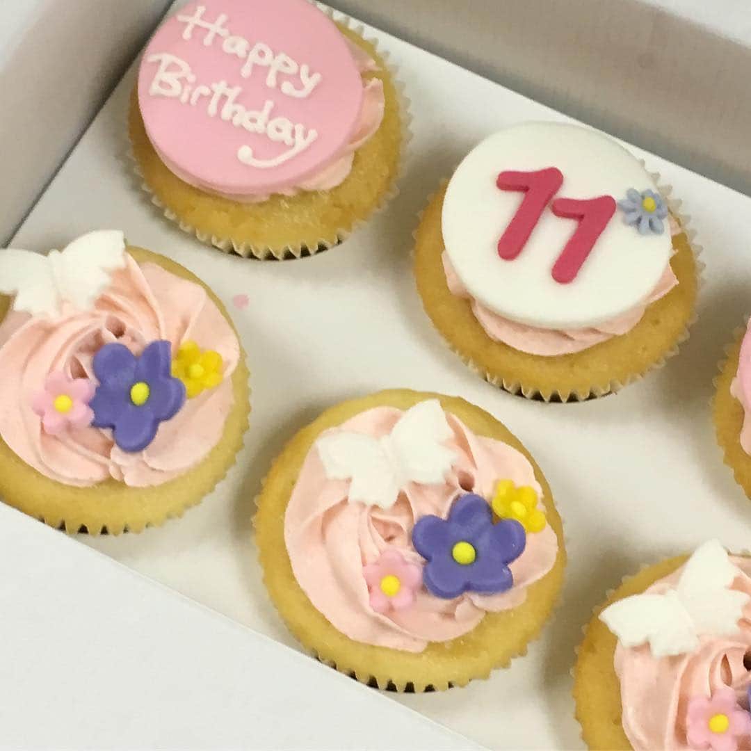 栗原由佳のインスタグラム：「お気に入りカップケーキを娘の誕生日会に。一番好きなのはred velvetだけどね。 #bellascupcakes」