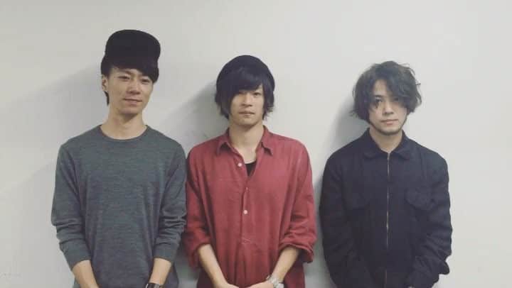 M-ON! MUSIC｜エムオンミュージックのインスタグラム：「【 #密着終了 】フレデリックの「ナイトステップ」MV撮影が無事終了しました！ メンバーから一言コメント① 記事は後日公開！お楽しみに！[まなたん] #フレデリック #ナイトステップ #フレデリズム #三原健司 #三原康司 #赤頭隆児 #monmusic #まなたんpost」