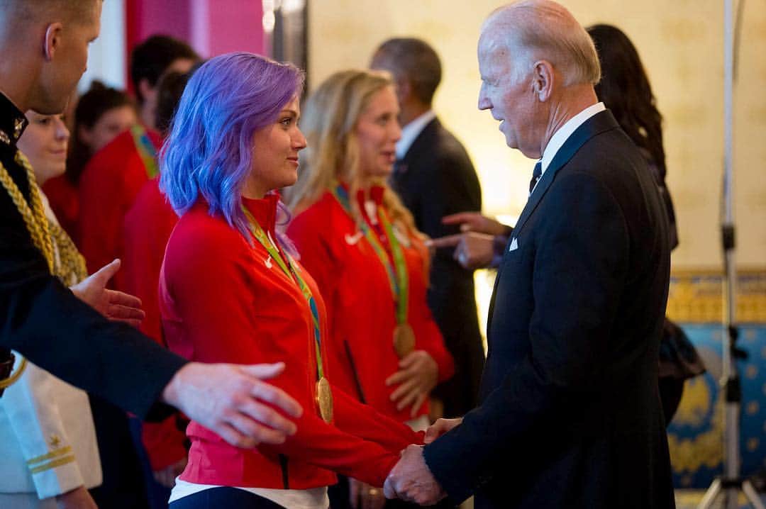 のインスタグラム：「Congrats to all the Olympians and Paralympians of @TeamUSA! Click the link in the bio to watch President Obama, First Lady @MichelleObama, and Vice President Biden welcome them to the @WhiteHouse.」