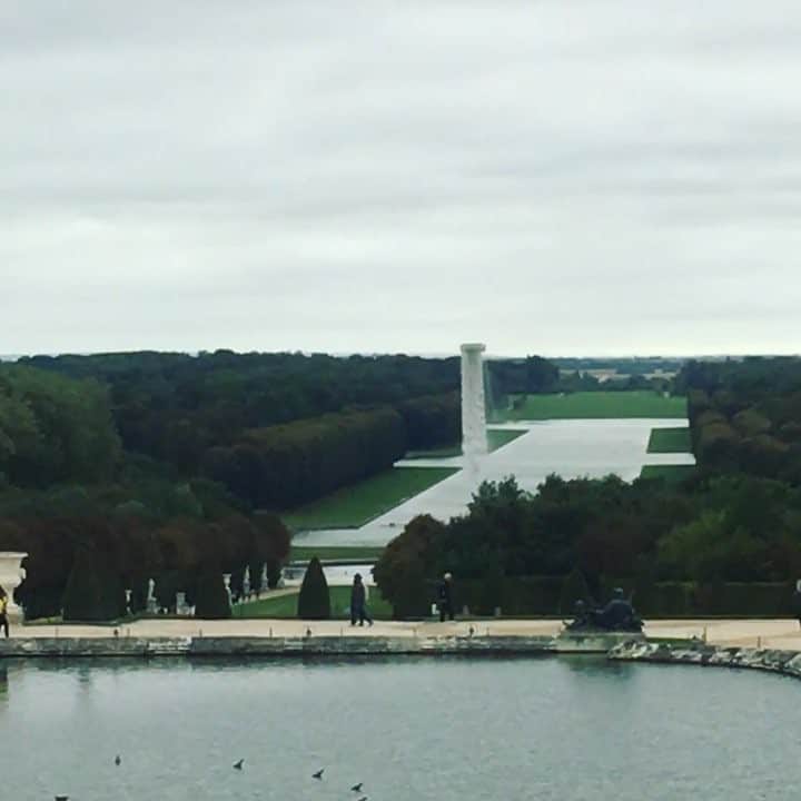 栄田祥子のインスタグラム：「話題の “WATERFALL” 。空から滝。 #olafureliasson #chateauversailles」