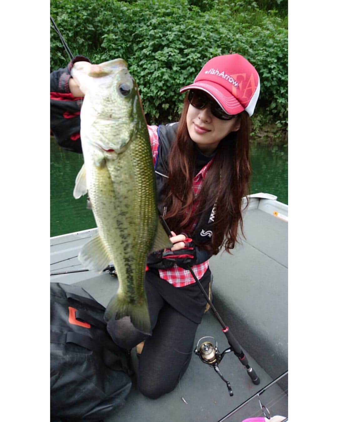 和多田藍のインスタグラム：「昨日はロケで徳島県の正木ダムに行ってきました🏞✨ リザーバーで出会った#ブラックバス ちゃん🎣⭐︎ 涼しくなって釣りもしやすくなりましたネ〜🍃🍂🍃 放送は10月です😘💕 #サンテレビ #ザヒット #釣り #釣り番組 #bassfishing #blackbass #fishing #lure #outdoor #me #instagood #instalike #instadiary #instaphoto #instapic」