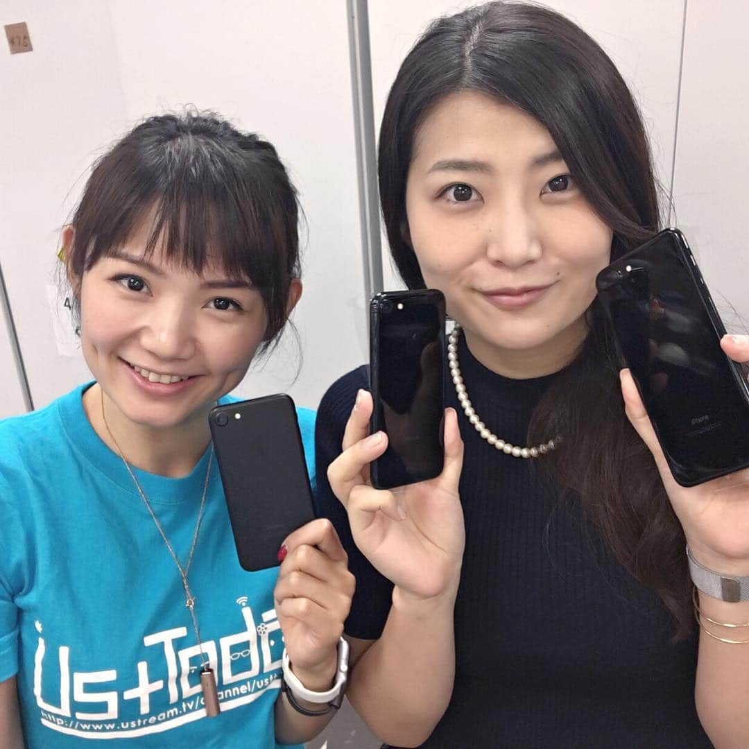 Ayanoのインスタグラム：「iPhoneの新色に合わせた装いのつばさちゃん @tsubasa_desu シックで可愛い😍  週刊アスキー編集部で店頭展示もなかった超貴重なiPhone7 Plusのジェットブラックを拝んできました😂  #iPhone7 #Apple #AppleStore表参道 #私髪ボサボサ😂」