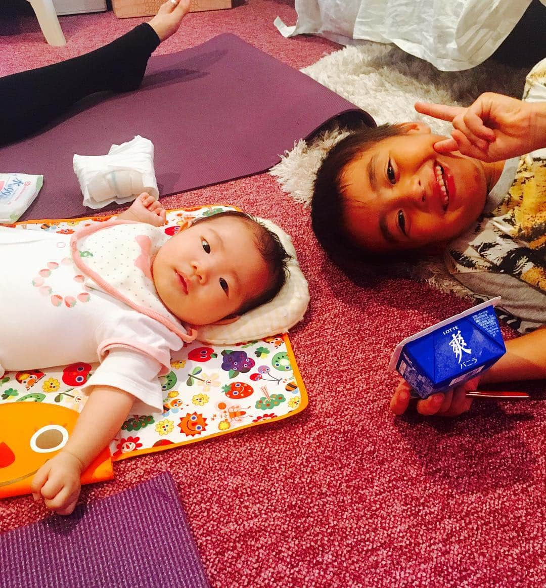 土屋アンナさんのインスタグラム写真 - (土屋アンナInstagram)「癒される子供達とのYOGA TIME✨✨✨✨ オムツが新生児用だ😍かわい💕  #baby #赤ちゃん」9月16日 20時02分 - annatsuchiya0311