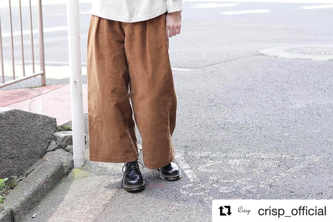 吉祥寺PARCOのインスタグラム：「【4階 crisp】 #Repost @crisp_official with @repostapp ・・・ _ 絶妙なワイドシルエットと丈感がポイント。  #c2R1946 corduroy cropped pants ￥5,900+tax (beige,ivory) _  #CrispAutumnFair2016 開催中 #Crisp #クリスプ #Crisp2016aw #pants」