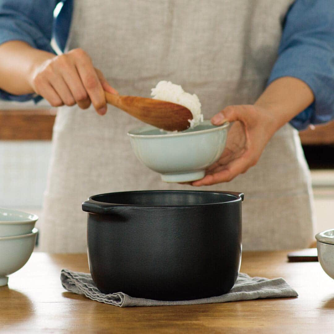 KINTOさんのインスタグラム写真 - (KINTOInstagram)「KAKOMI カコミ 炊飯土鍋 丸みのある形状により、ふっくら美しく炊き上がります。テーブルに並んだ器とも調和する、シンプルで使い心地のよい直火専用の炊飯土鍋です。特設サイトはこちら。（www.kinto.co.jp/kakomi/） オンラインショップにて販売開始しました。プロフィールのURLからご覧ください。 #キントー #カコミ#炊飯土鍋 #土鍋ご飯 #玄米#おかゆ #とうもろこしの炊き込みごはん#kintojapan #kakomi  #donabe」9月16日 22時04分 - kintojapan