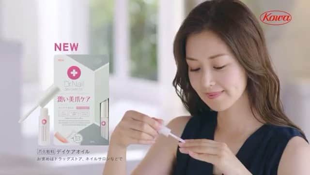 笛木優子のインスタグラム：「ドクターネイル ディープセラムのCMが始まりました🙌🏻💅 新発売のデイケアオイルも宜しくお願いします😍 みんなで爪美人になりましょう😏👍🏻#ドクターネイル #ディープセラム #ドクターネイルデイケアオイル #コーワ#ネイルケア#爪」