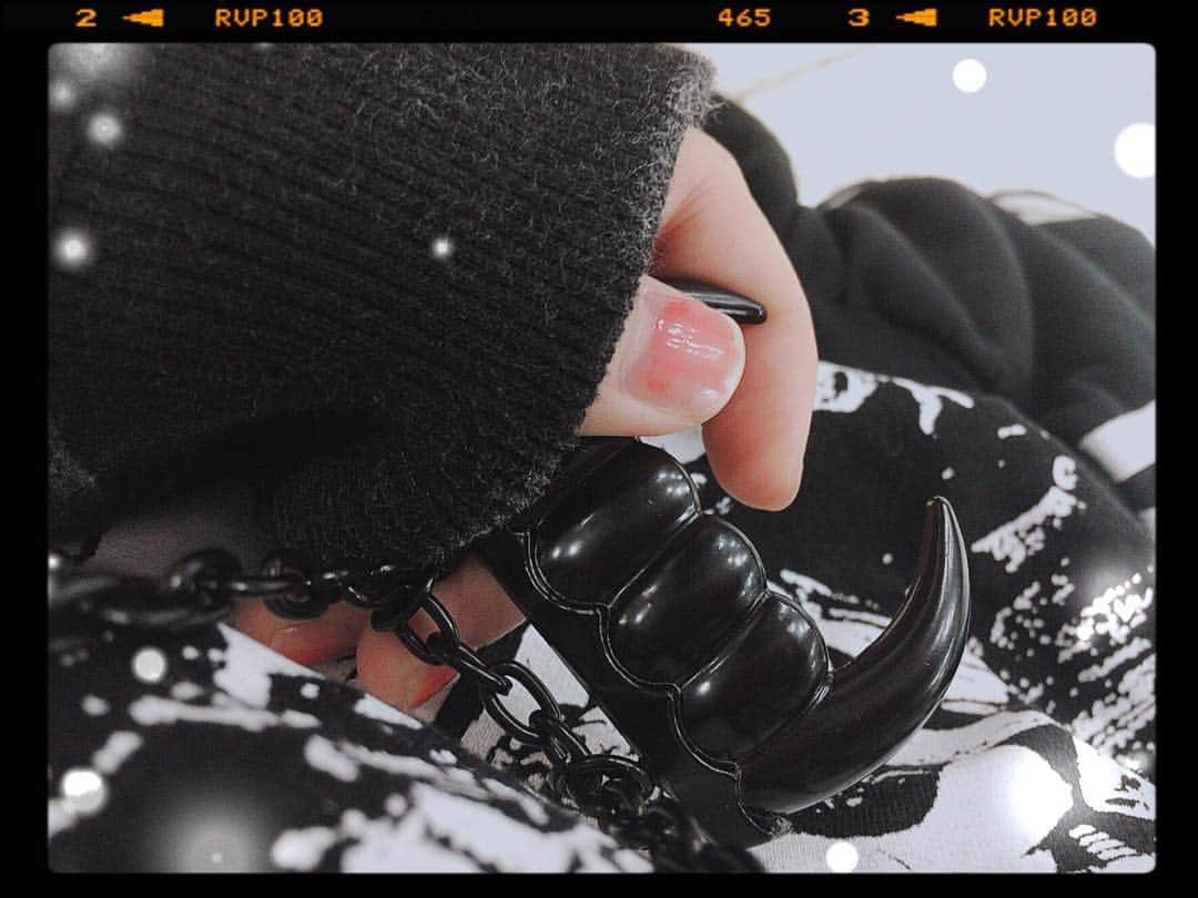 東理紗のインスタグラム：「新潟に向かってる〜👑💋👠ハゲハゲネイル君」