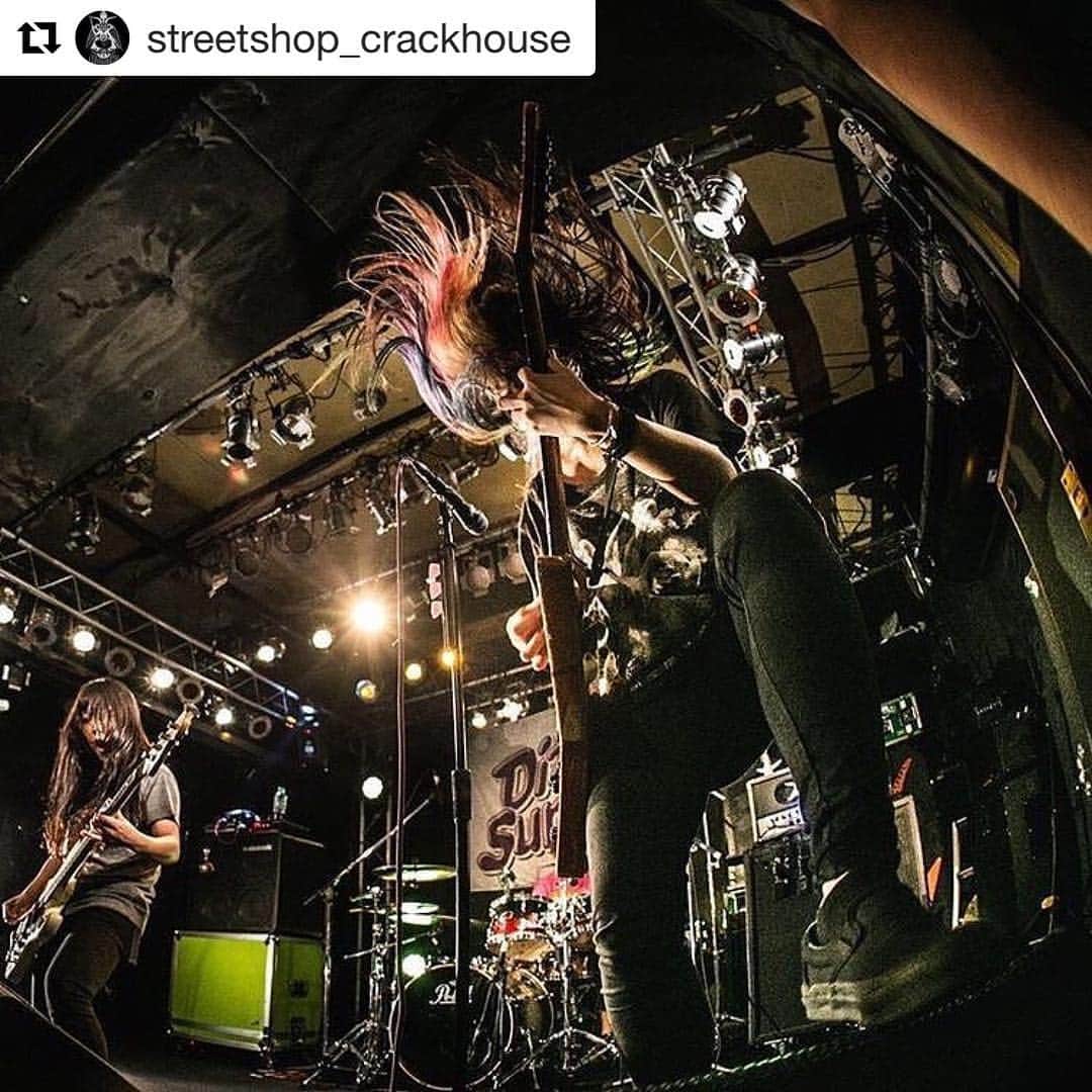 あやぺたのインスタグラム：「わー！ありがとうございます！ みんなCRACK HOUSE要チェックやでん！！！ 写真はかわどうくん！！！ #Repost @streetshop_crackhouse with @repostapp ・・・ 先日遊びに来てくれた"DizzySunfist(ディジーサンフィスト)"の"GtVo.あやぺたさん"がLIVEで"CH666Handsign-T"を衣装にしてくれていました♪  ありがとうございます!! 666がバッチリいい感じです♪  SizeStockあるのでチェックしてみてください★  明日"DizzySunfist(ディジーサンフィスト)"は大分SPOTでLIVEデス！  遊びに行く方は是非楽しんでください♪  #DizzySunfist #ディジーサンフィスト #666 #666Handsign at #CRACKHOUSE」