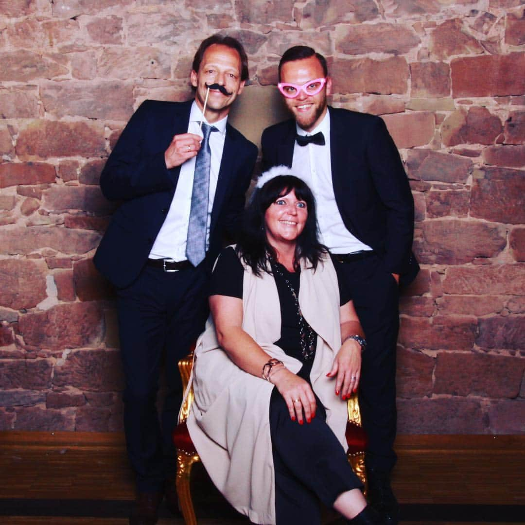 モーリス・ハーシュのインスタグラム：「King👨🏼Queen👸🏼Son👶🏼 #tb #wedding #parents #photobox #suit #great #day」