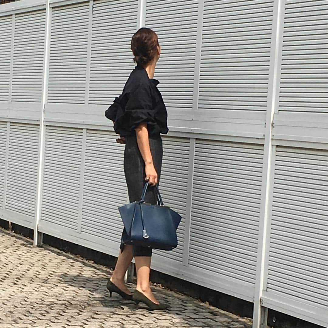 清原亜希さんのインスタグラム写真 清原亜希instagram おはようございます 気持ちのいい朝 久々にきちんと感で出かけるの巻 笑 トップスには昨日と色違いの女神シャツに ストレッチの効いたピンストライプのタイトスカートで タイトなのに走れます 笑 これ