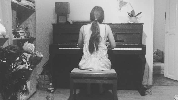 のインスタグラム：「Beaucoup de travailler 🎹♫#パリ#フランス#音大生 #ピアノ #ピアノ練習 #ピアノ大好き #クラシック #happysaturday #musically #music #musiclover #musicvideo #musicvideos #paris#france #conservatory #バイリンガル #practicing #workhardplayhard #mymusic #pianist #ピアニスト #練習 #钢琴 #钢琴演奏#巴黎#法国#古典音乐#听音乐#classical」