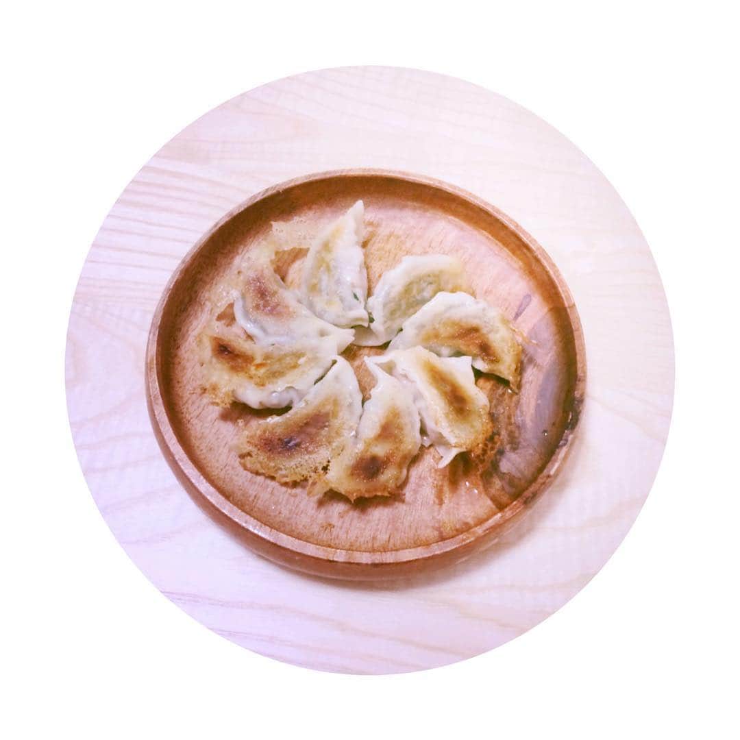 岡本玲さんのインスタグラム写真 - (岡本玲Instagram)「. 餃子ってほんと美味しいですよね。いつも多めに作って冷凍常備しております。 これは肉汁重視なレシピで作ったので噛むと肉汁が沢山出るのです。 幸せ！ #岡本飯 #餃子lover」9月17日 16時15分 - rei_okamoto