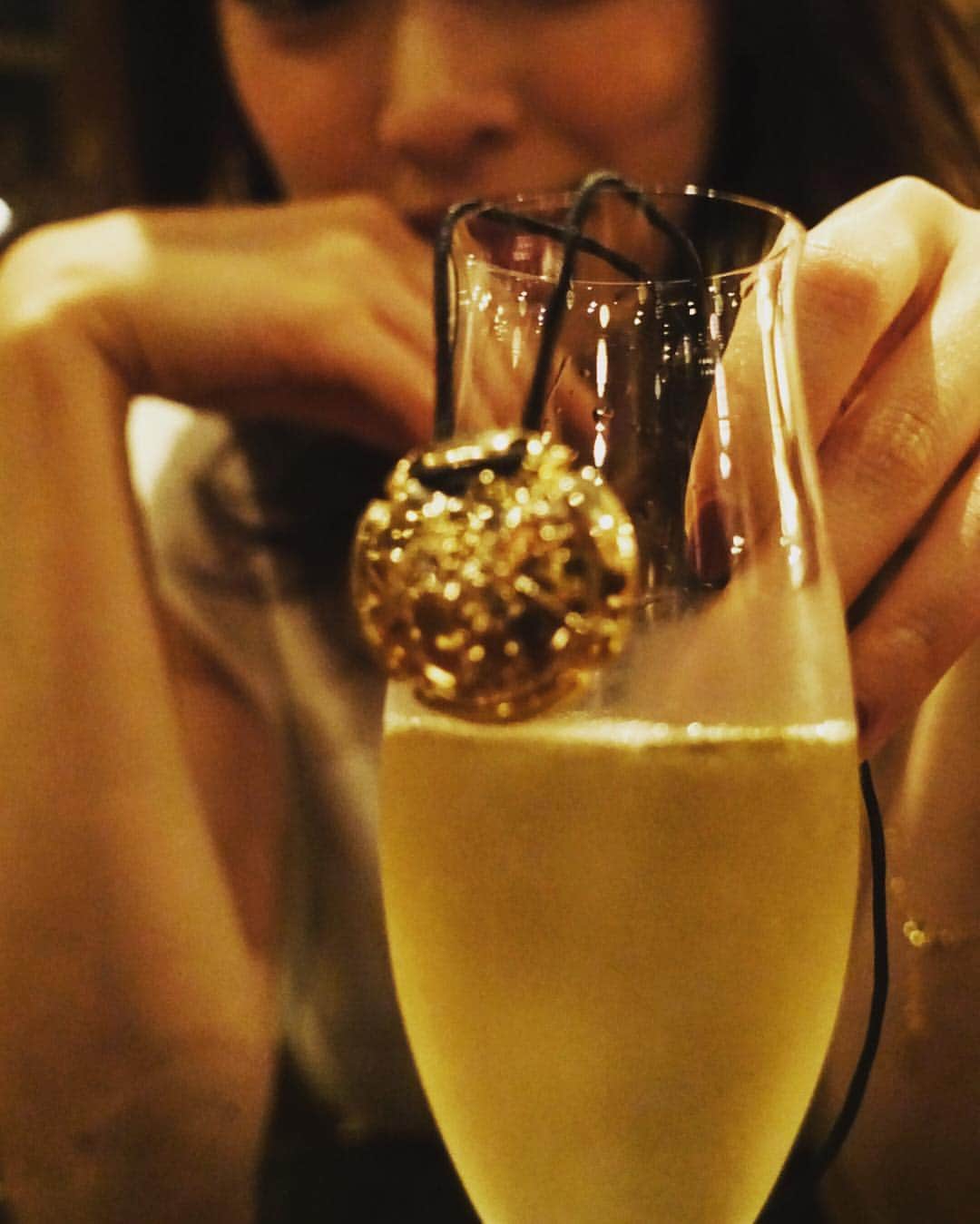 泉里香さんのインスタグラム写真 - (泉里香Instagram)「ボトルのキャップがペンダントに…🍸 #ワイン」9月17日 23時32分 - rika_izumi_