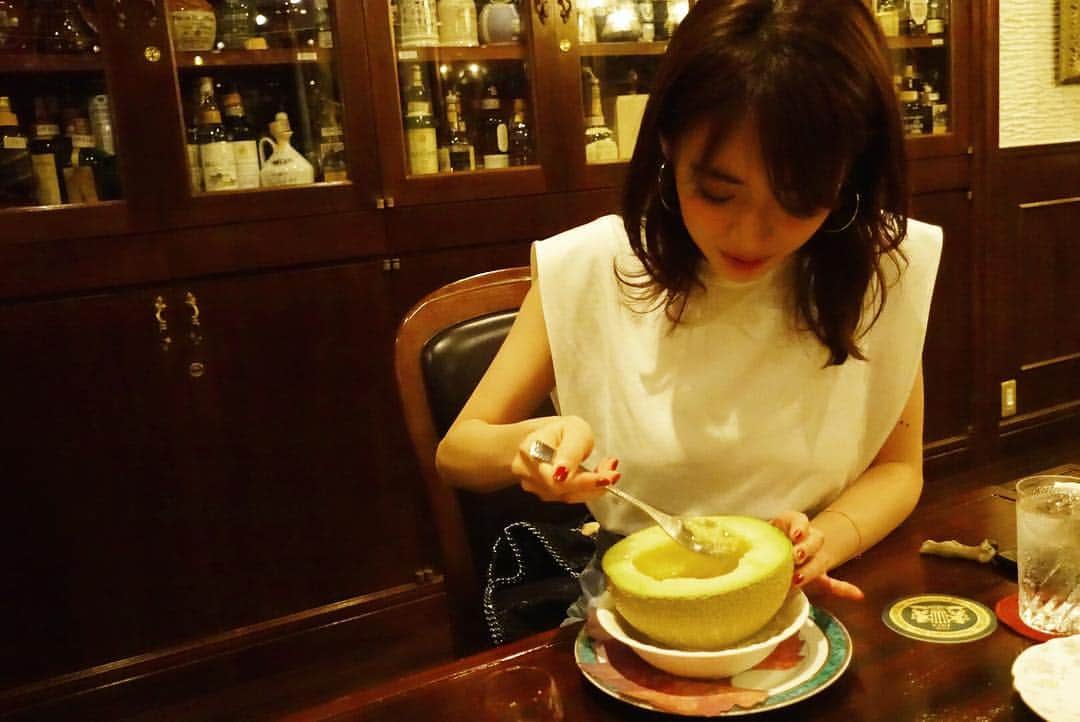 泉里香さんのインスタグラム写真 - (泉里香Instagram)「ぺろり🍈🍈🍈 メロンにお酒を入れて… 贅沢…♡ 大人を教えて貰いました。 まだまだ知らないことだらけ。」9月18日 9時28分 - rika_izumi_