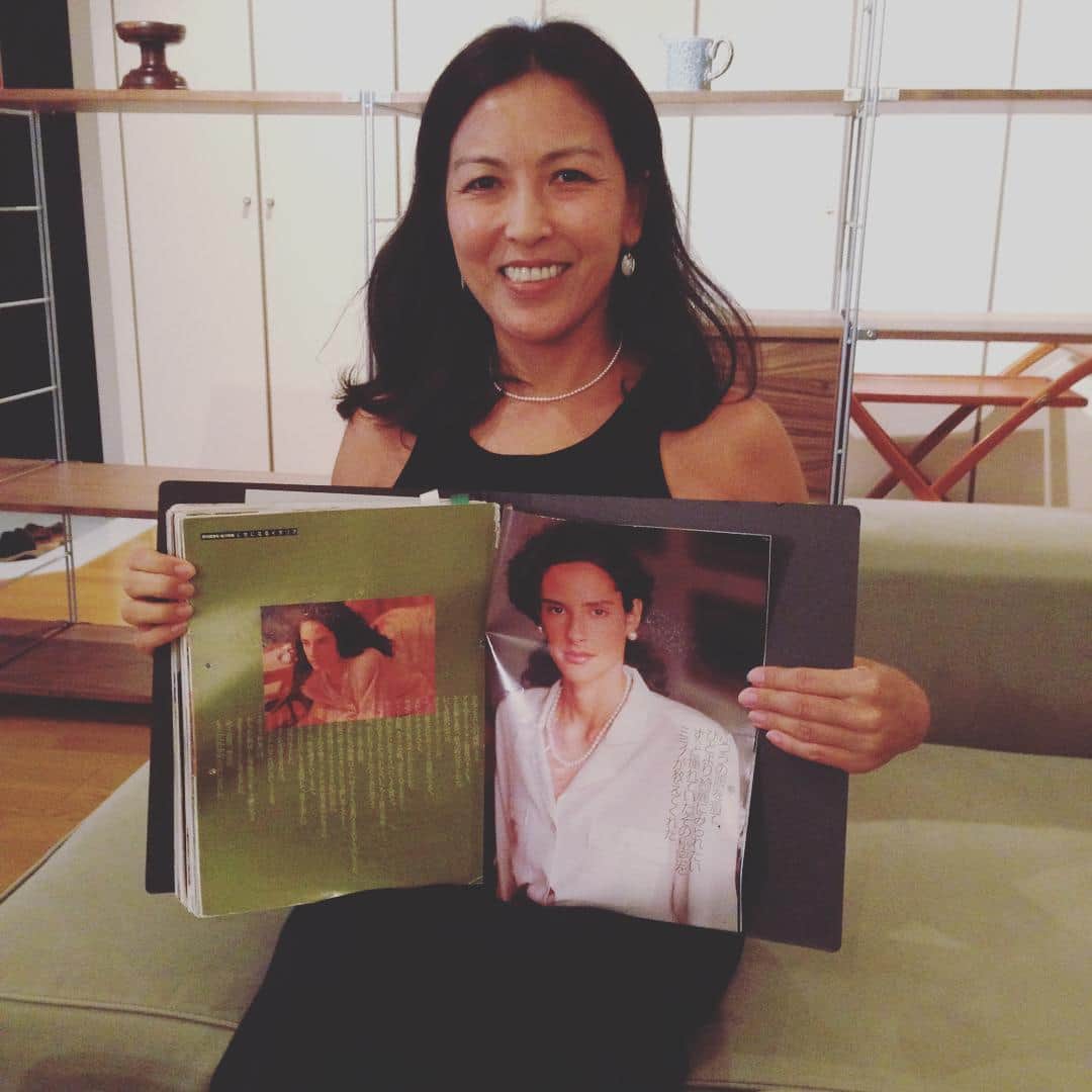 光野桃さんのインスタグラム写真 - (光野桃Instagram)「gallerykugaの久我恭子さん。なんと、筋金入りの読者でした。分厚くファイルされた80年代からのわたしの手がけた雑誌の切り抜きに圧倒されました。書き手として、こんな幸せなことはありません。わたしより光野桃を理解してくださっている久我さん、ありがとう！  #gallerykuga」9月18日 21時51分 - mitsuno.momo