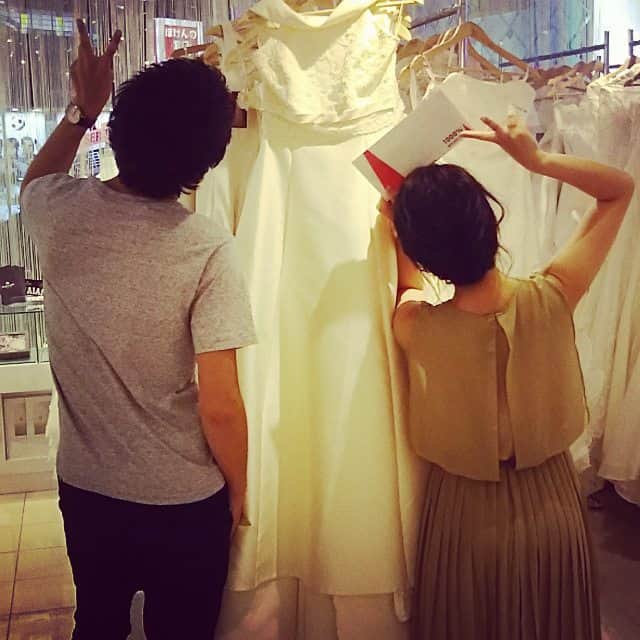 1000％WEDDING!のインスタグラム：「店長ブログ プロポーズのお話  http://ameblo.jp/keikomiura1000wedding/entry-12201254133.html  #プロポーズ#ドレス#ロケーションフォト#出会いはサークル#運命のド レス #宮古島」