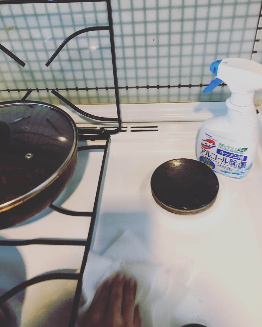 神崎恵さんのインスタグラム写真 - (神崎恵Instagram)「お料理はお片付けまで。 毎回洗い物をした後にはコンロ周りもキレイにお掃除。 キッチン用のアルコール除菌は我が家の必需品。」9月19日 17時26分 - megumi_kanzaki