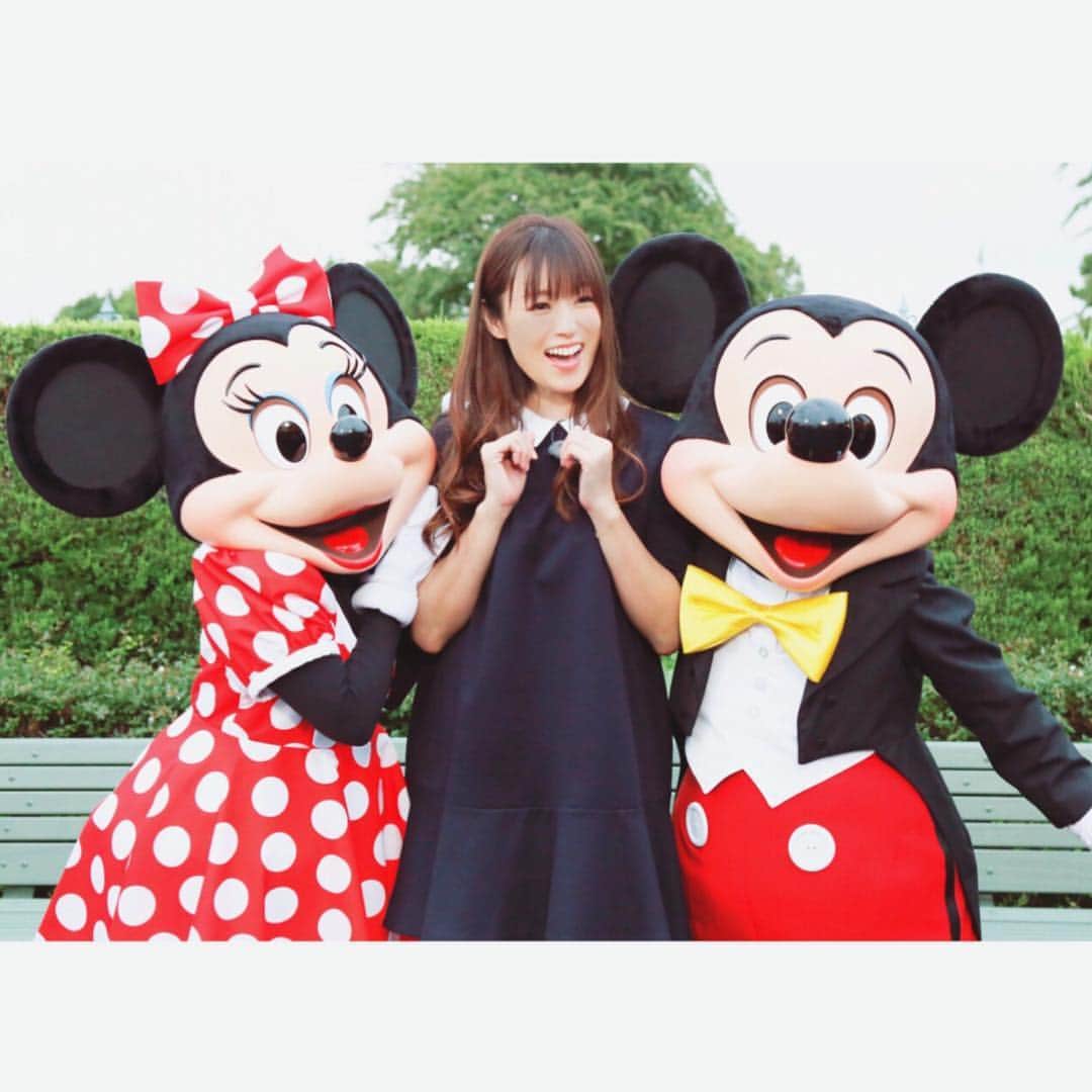 深田恭子のインスタグラム：「MickeyとMinnieに会えたら....やっぱりはしゃいじゃいますよね😂❓❗️ いえ、大はしゃぎしてますね😅❤️やーん幸せなお仕事でした🎬✨ ちなみに私の1番好きなアトラクションはハロウィン限定バージョンのホーンテッドマンション🕸とプーさんのハニーハントです🍯 #TokyoDisneyland #TokyoDisneySEA #kyokofukada」