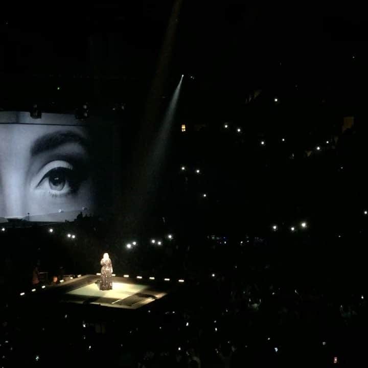 のインスタグラム：「Adele sang 2hour+ solid,  I was so moved that I almost cried..」