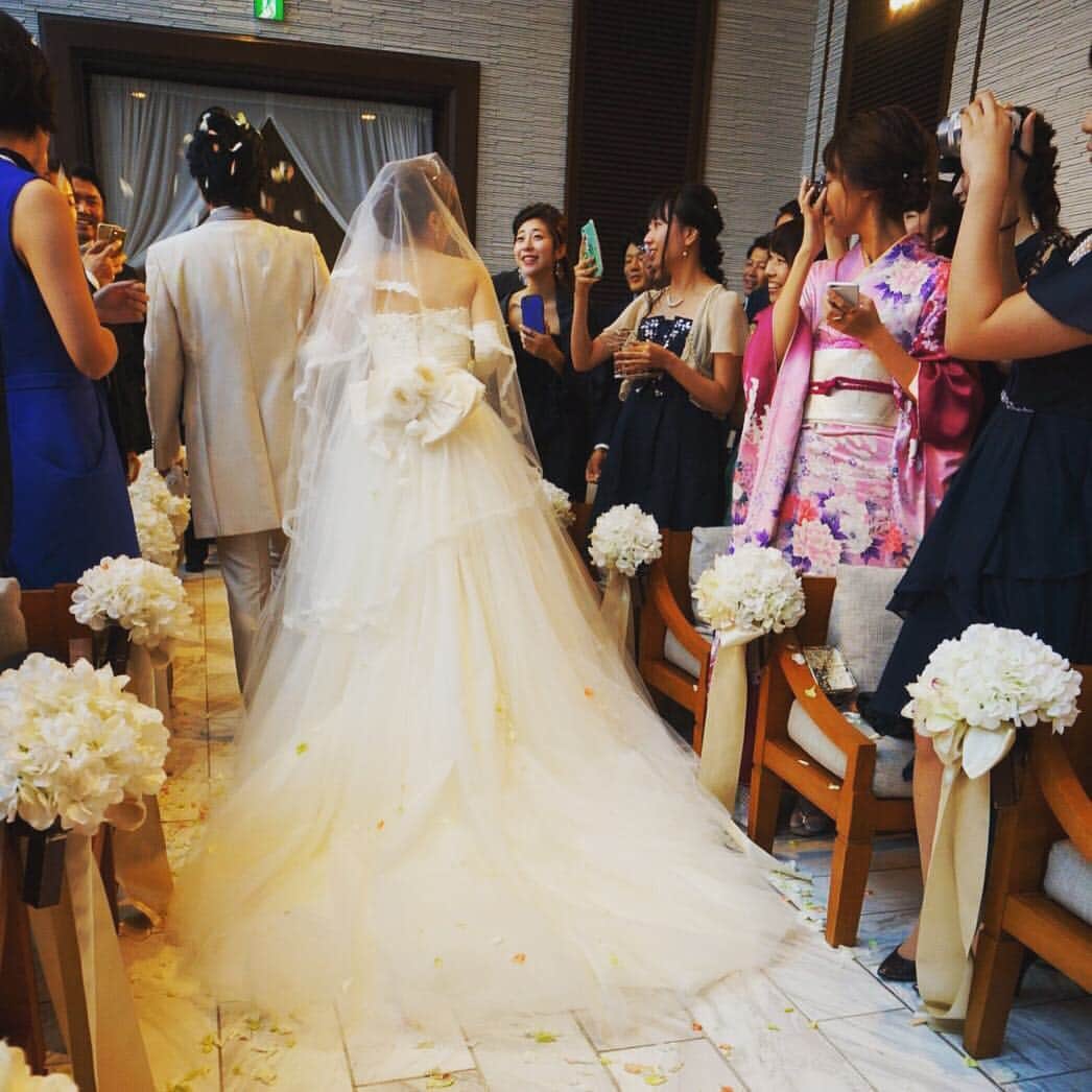 山田千尋さんのインスタグラム写真 - (山田千尋Instagram)「世界で1番大好きな家族や友人に見守られ 迎えた式は人生で1番幸せな日でした。  夢のような時間をありがとう。 幸せになります  #新郎新婦終始泣いていてごめんなさい #みんな大好き #wedding#chihiroswedding#dress#weddingdress#ドレス #instafood#instagood#instalike#instadaily」9月20日 17時43分 - chihiro_511