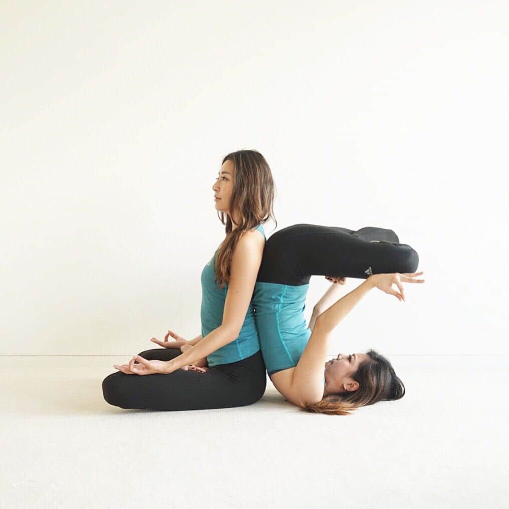 坪井保菜美さんのインスタグラム写真 - (坪井保菜美Instagram)「パドマアーサナ(蓮華座) 背中で支え合い、背骨の丸みをなくす。 穏やかな心でゆったりとした鼻呼吸を。 リラックス効果、股関節の柔軟へとつながる。 ❤️ @tokyotwins_2953 ❤️ ・ #yoga #yogafit #partneryoga #yogabums #yogaaddict #crazysexyyoga #twins #tokyotwins2953 #ヨガ #ヨガウェア #ヨガインストラクター」9月20日 23時46分 - honamitsuboi