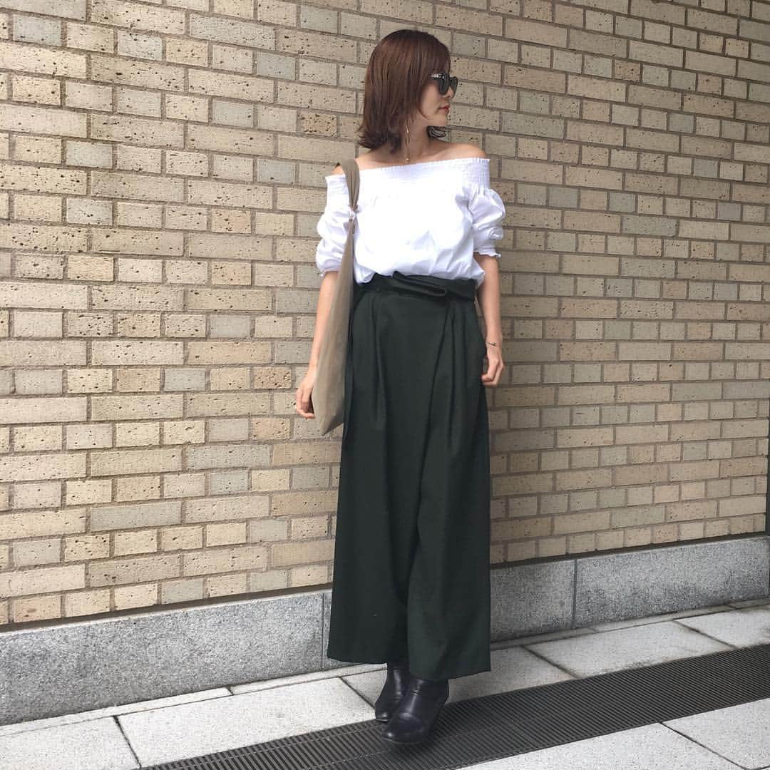Tomomi Tomomi Narimatsuのインスタグラム：「#enfold のパンツ 上品なカーキがお気に入り🌿 . それにしても急に寒くなって なんだか寂しい.....(˘̩̩̩ㅂ˘̩̩̩ ) でもgetした秋物色々着れるのが楽しみ👯 マイペースですがアップしていきます🙃 #ootd#コーデ#zara#maisonmargiela#galerievie#ships」