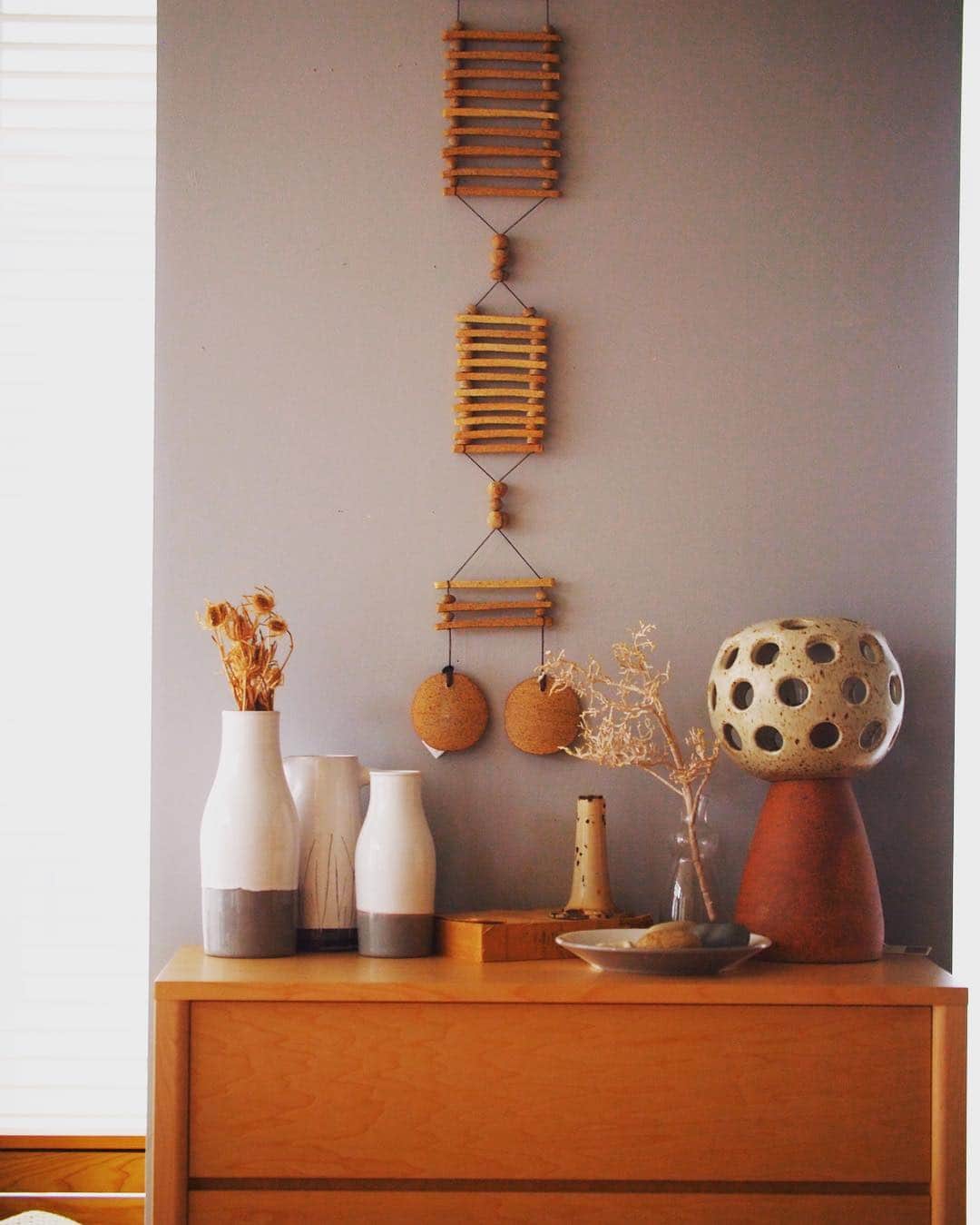 IDÉE／イデーさんのインスタグラム写真 - (IDÉE／イデーInstagram)「殺風景になりがちなチェストの上を趣味のもので飾ってみる。ウォールハンギングと陶器のデスクランプはロサンゼルスを拠点に活躍するセラミックアーティスト、Heather Levine（ヘザー・ルヴィーン）のもの。 #idee #interior #furniture #design #イデー #インテリア #家具 #jiyugaoka #heatherlevine #ceramics」9月21日 16時21分 - lifewithidee