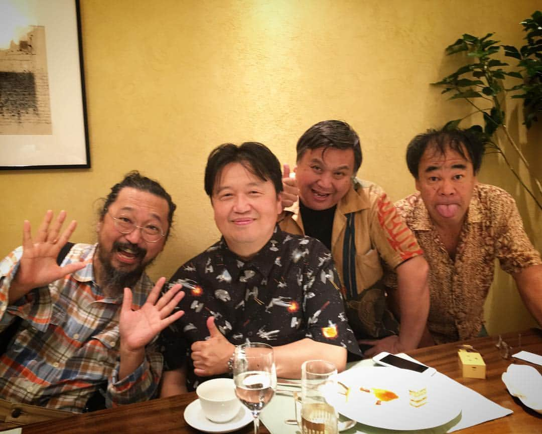 村上隆さんのインスタグラム写真 - (村上隆Instagram)「岡田斗司夫さんを囲んで食事会。 画面向かって右から、スタジオジブリの月刊誌「熱風」の編集長  額田久徳さん 海洋堂の宮脇修一 専務 社長さん そして岡田斗司夫さん ワシ。 別に仕事の話、、、とかではなく、旧交を温める会でした。 岡田斗司夫さんと飯食うの実に24〜5年ぶりでした。 岡田さんは「シン・ゴジラ」解説以降絶好調！ 僕もニコニコの有料会員になりました！ ７０年代オタクマインドに浸たれる内容に、毎話、いろいろ考えること多し。 ５０歳超えたライトオタクのおっちゃんにお薦めです。」9月21日 19時08分 - takashipom